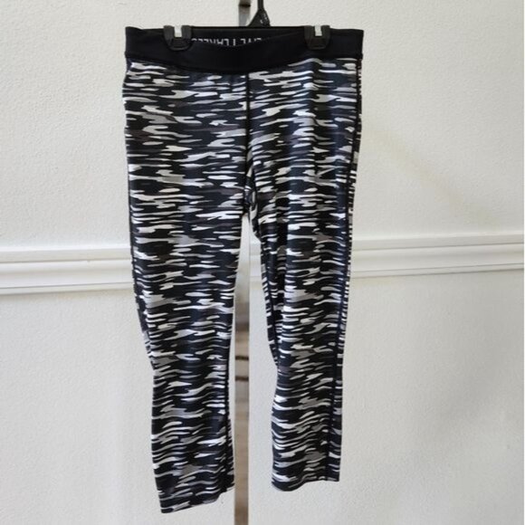 Nike Dri-fit  Pro Camo Capri Length Leggings Size Medium - Picture 3 of 13